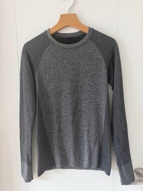 Ryu Women's Long Sleeve Crew Top in Dark Gray Heather
